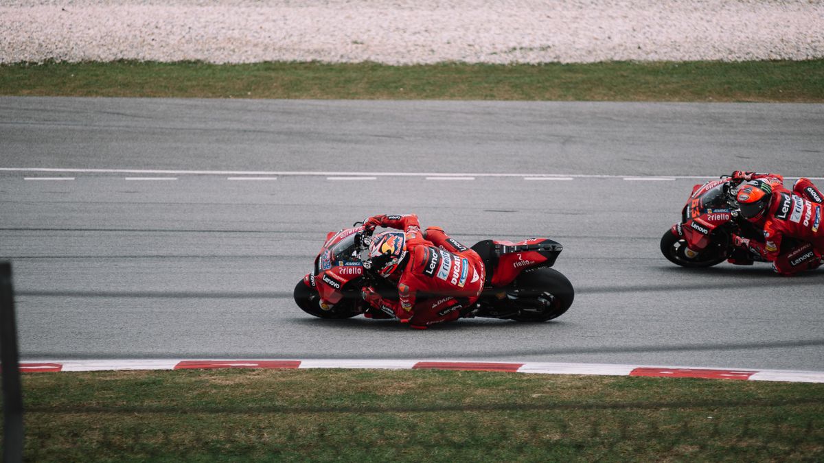 Thrilling motorcycle race showcasing speed and skill at Sepang International Circuit, Malaysia.