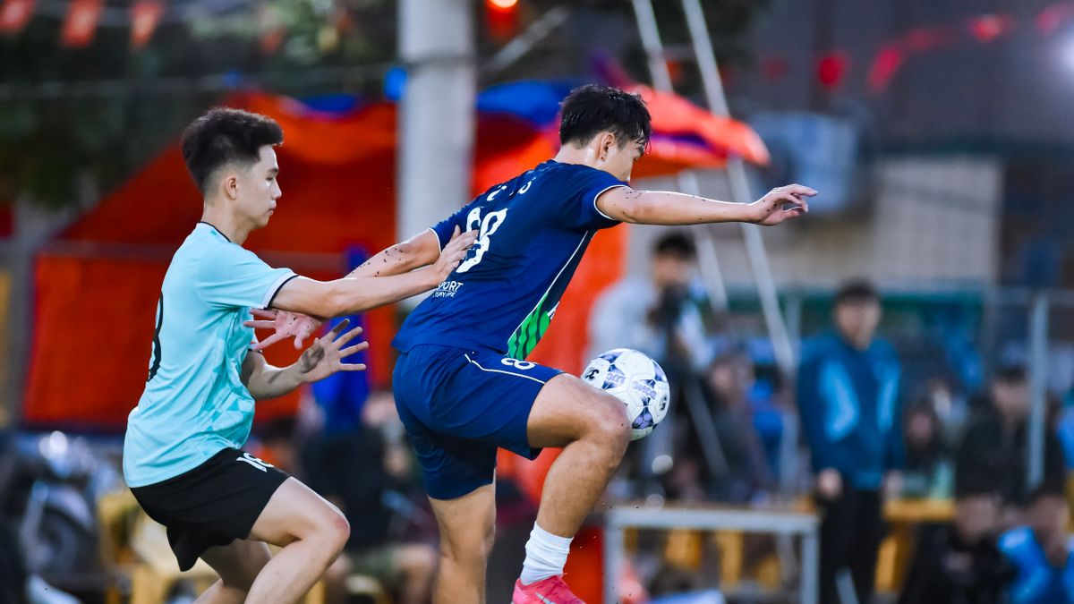 Dynamic football players in action during a game in Hà Nội, showcasing athleticism and teamwork. Dynamic football players in action during a game in Hà Nội, showcasing athleticism and teamwork.
