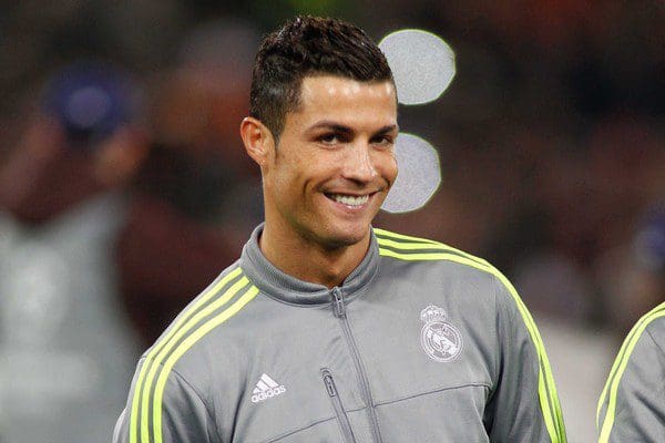 Risultati immagini per cristiano ronaldo saluta