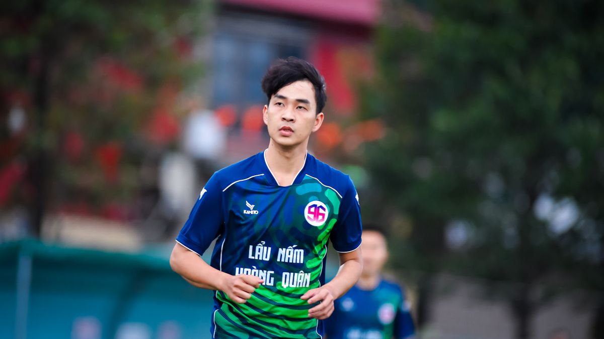 Football player on field in Hà Nội, showcasing athletic skills. Football player on field in Hà Nội, showcasing athletic skills.