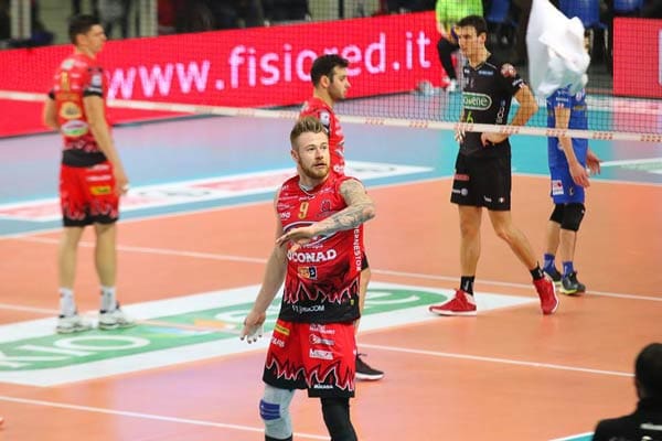 Volley, Zaytsev e il caos delle scarpe: l'azzurro lascia il ritiro Volley, Zaytsev e il caos delle scarpe: l'azzurro lascia il ritiro