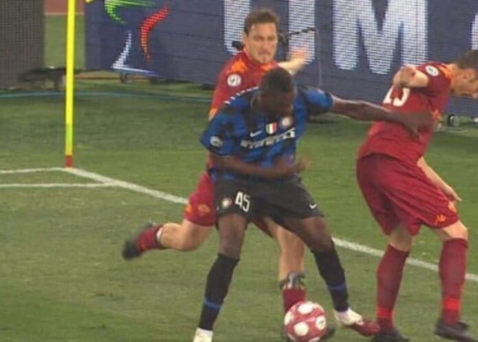 Totti fallo Balotelli