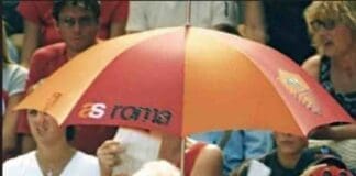 Luisa petrucci con ombrello