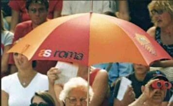 Luisa petrucci con ombrello