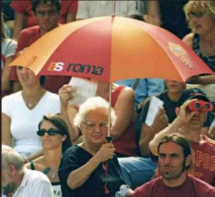 Luisa petrucci con ombrello