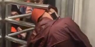 Tifoso incastrato tornello