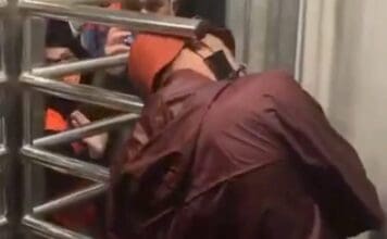 Tifoso incastrato tornello