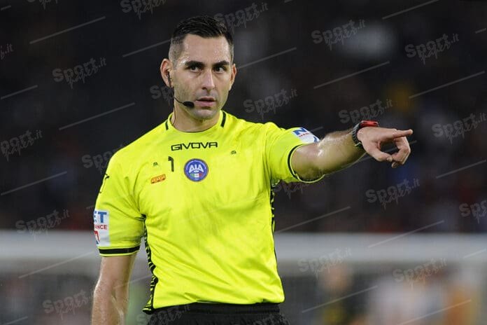 l’arbitro andrea colombo ( foto di salvatore fornelli )