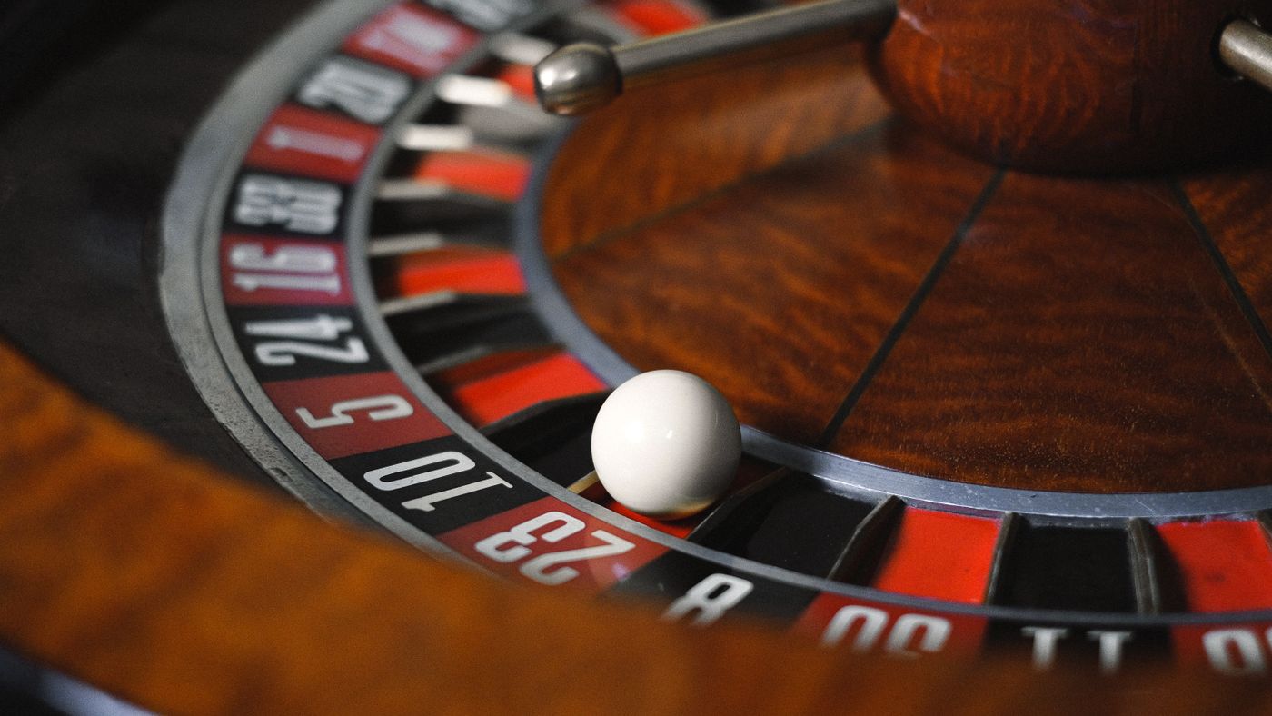 Primo piano della ruota della roulette con numeri e pallina in movimento