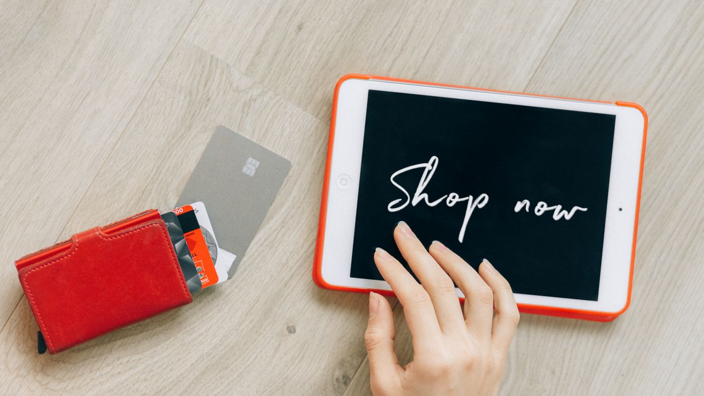 Tablet e carte di credito per un'esperienza di shopping moderna