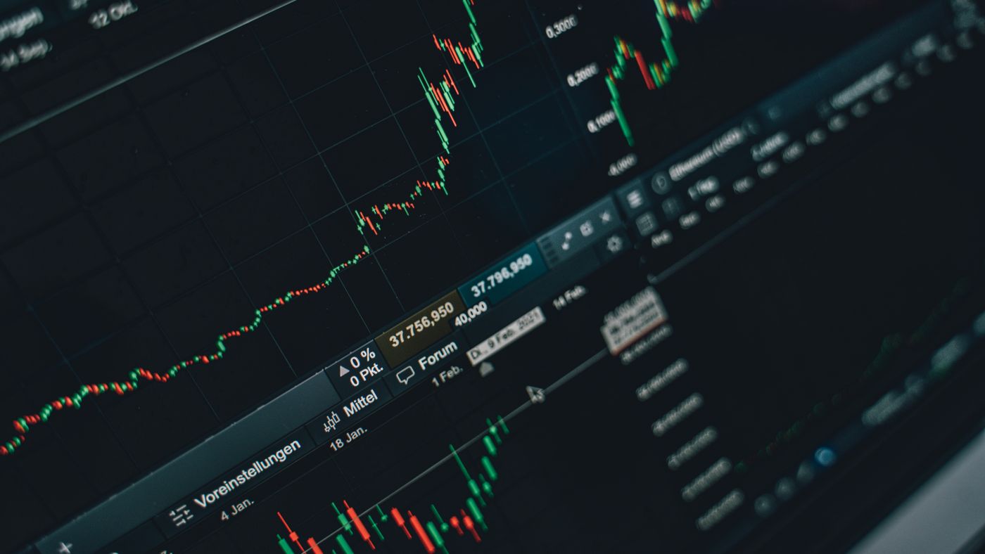 Primo piano di uno schermo di trading con grafici finanziari