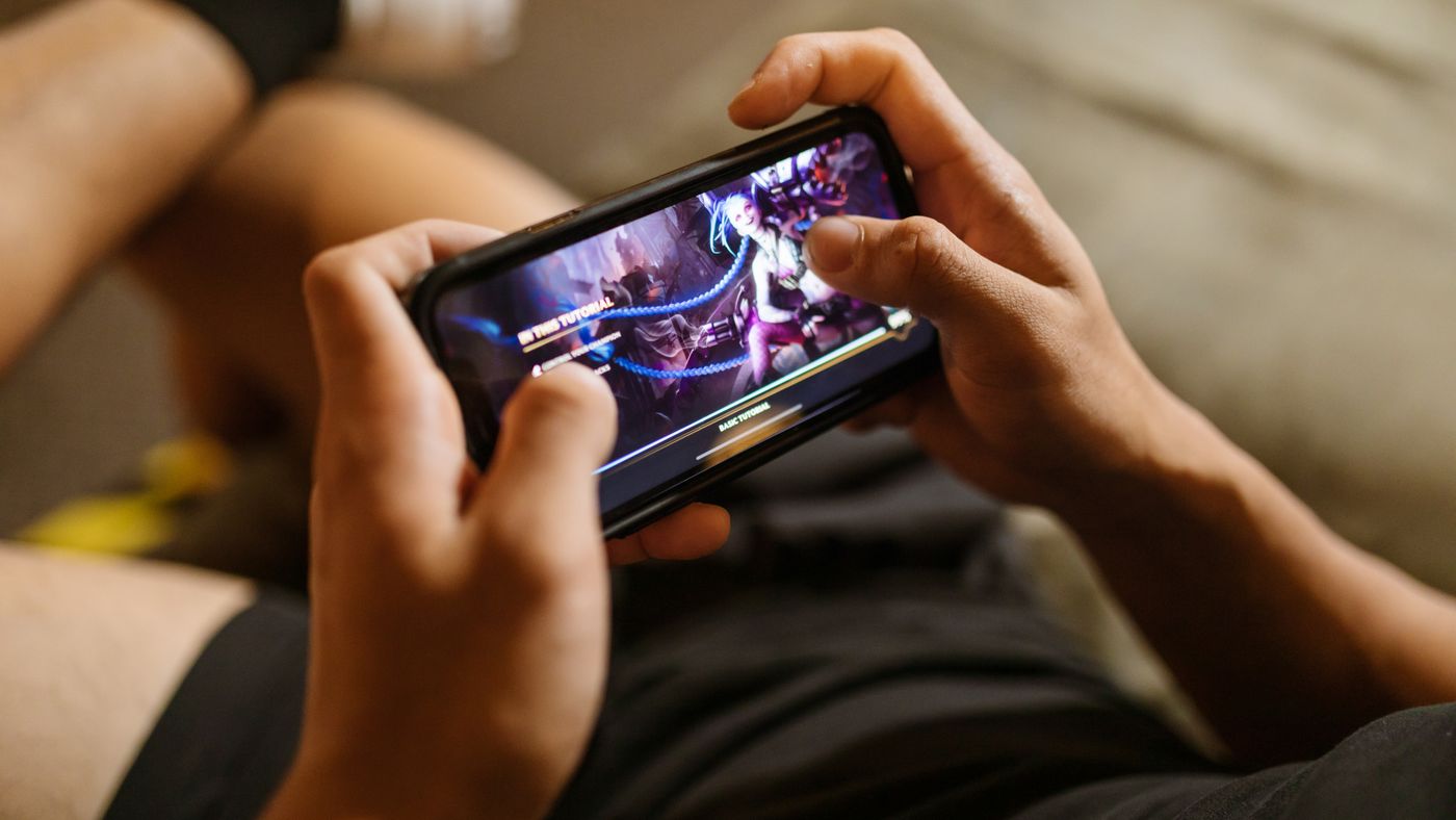 Persona che gioca a un videogioco mobile su uno smartphone