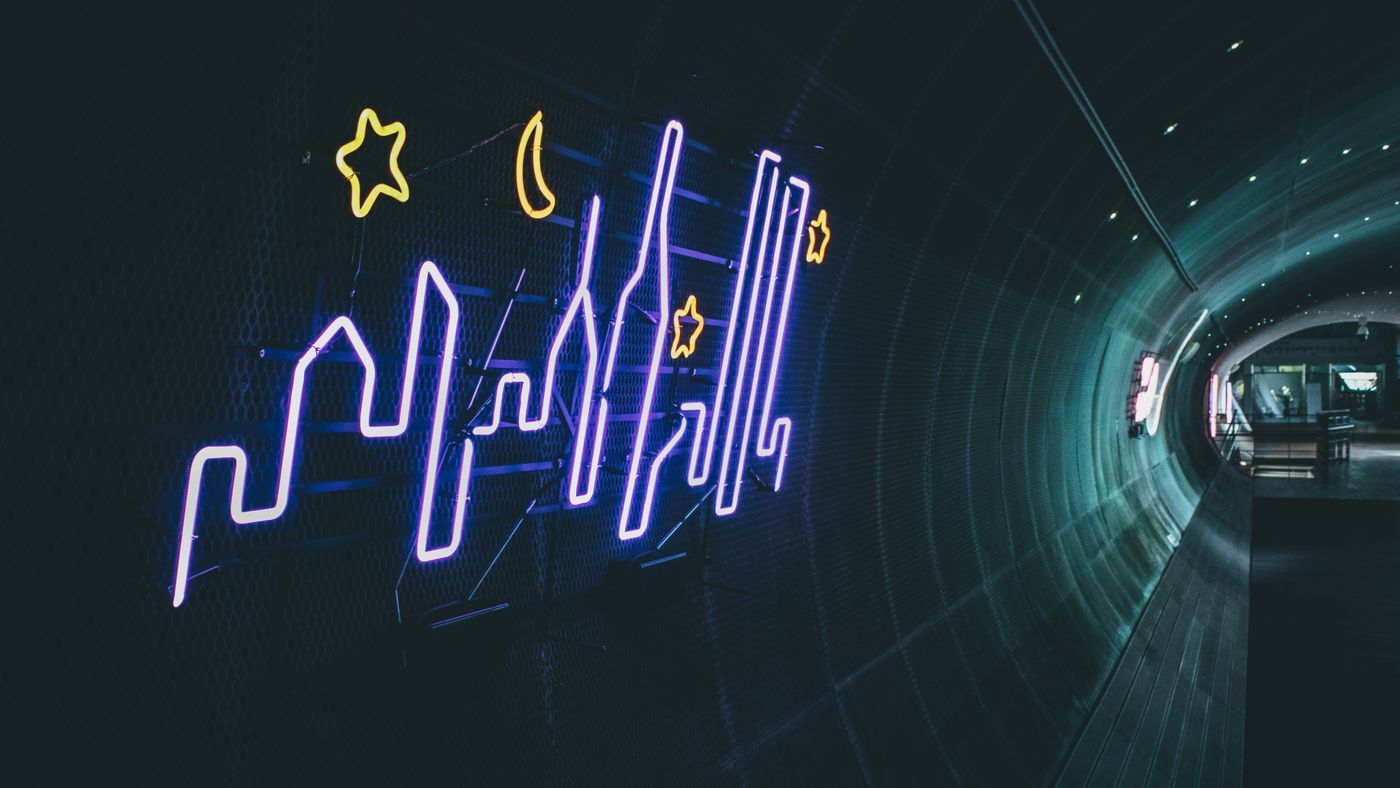 Opera al neon che illumina un tunnel a Seul, Corea del Sud