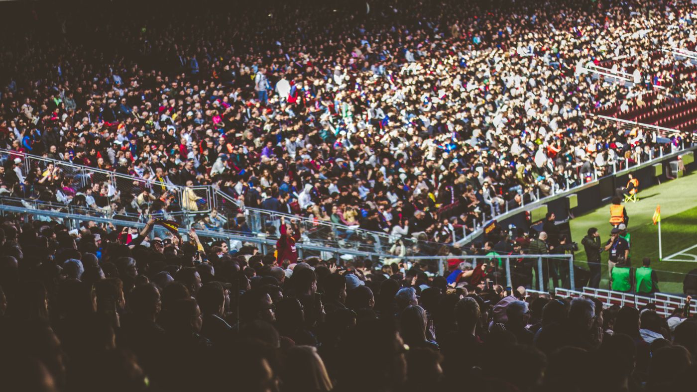Stadio di calcio gremito di tifosi entusiasti durante una partita